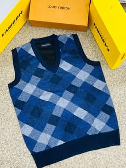 NEW INN ARMLESS SWEAT TOP